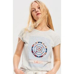 Bawełniany t-shirt z nadrukiem - Jasny szar. T-shirty damskie marki Reserved. Za 29.99 zł.