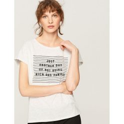 T-shirt z nadrukiem - Jasny szar. Szare t-shirty damskie Reserved, z nadrukiem. Za 29.99 zł.