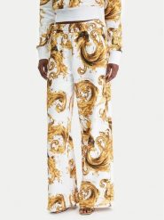 Versace Jeans Couture Spodnie dresowe 80HAA320 FS196 Biały Regular Fit. Białe jeansy damskie Versace Jeans Couture. Za 1,179.00 zł.