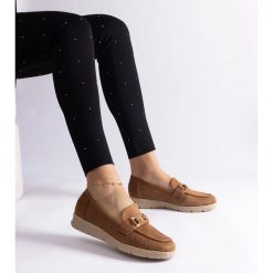Karmelowe mokasyny damskie z eko zamszu z łańcuchem brązowe. Brązowe mokasyny damskie ze skóry ekologicznej, eleganckie. Za 88.44 zł.