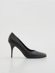 Skórzane czółenka - ciemnobrązowy. Brązowe czółenka damskie Reserved, bez wzorów, ze skóry, bez obcasa, bez zapięcia. Za 259.99 zł.