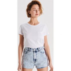 Koszulka z kieszonką basic - Biały. T-shirty damskie marki Cropp. Za 29.99 zł.