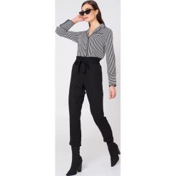 MANGO Spodnie z miękkiej tkaniny - Black. Spodnie materiałowe damskie Mango, z lyocellu. W wyprzedaży za 42.59 zł.