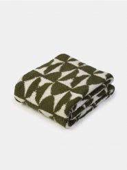 Wzorzysty koc - zielony. Zielone kocyki dla dzieci Sinsay. W wyprzedaży za 29.99 zł.