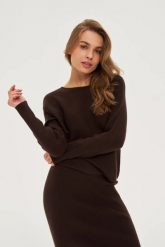 Prążkowany sweter brązowy. Brązowe swetry damskie MOODO, l, bez wzorów, z poliamidu, bez kołnierzyka, bez ramiączek, bez kaptura. Za 139.99 zł.