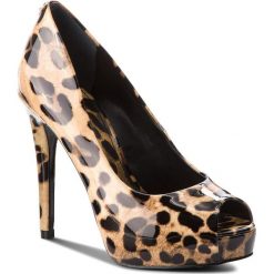 Szpilki GUESS - FLHA14 PAL07 LEOPA. Brązowe półbuty damskie Guess, z aplikacjami, z materiału, bez obcasa, bez zapięcia. W wyprzedaży za 389.00 zł.