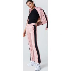 NA-KD Spodnie sportowe z rozcięciem - Pink. Różowe spodnie sportowe damskie NA-KD, w paski, z poliesteru. Za 161.95 zł.