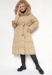 Jasnobeżowa Zimowa Kurtka Pikowana z Kapturem z Odpinanym Futrem i Wiązanym Paskiem Kalirra. Brązowe kurtki damskie Born2be, na zimę, plus size, bez wzorów, z futra, z kapturem. Za 299.99 zł.