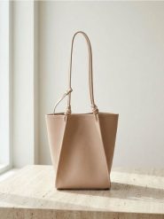 Torba na ramię z kosmetyczką - różowy. Czerwone torby na ramię damskie Sinsay, bez wzorów, bez dodatków. Za 49.99 zł.