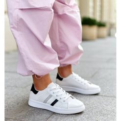 Biało-czarne sneakersy eko skóra Berdine białe. Białe trampki i tenisówki damskie bez wzorów, z materiału, sportowe, bez zapięcia. Za 79.62 zł.