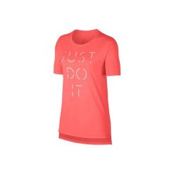 Koszulka krótki rękaw Gym & Pilates JUST DO IT damska. T-shirty damskie marki Nike. W wyprzedaży za 64.99 zł.