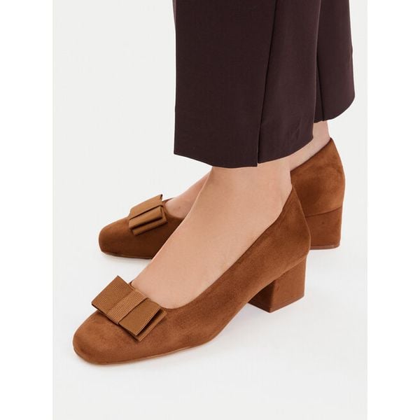 Czółenka JENNY. Brązowe czółenka damskie Jenny, bez wzorów, bez obcasa, na obcasie, bez zapięcia. Za 129.99 zł.