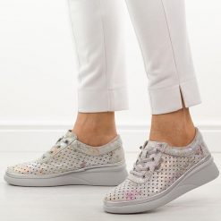 Szare mix ażurowe skórzane półbuty damskie Vinceza 79603. Szare półbuty damskie VINCEZA, na jesień, w ażurowe wzory, z jeansu, eleganckie, bez obcasa, na płaskiej podeszwie, bez zapięcia. W wyprzedaży za 197.10 zł.