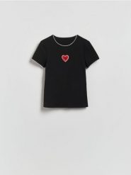 T-shirt z aplikacją serce - czarny. Czarne t-shirty damskie Reserved, l, z aplikacjami, z bawełny, bez kołnierzyka. Za 89.99 zł.