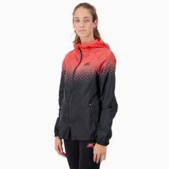 Damska lekka kurtka przeciwwiatrowa do biegania i trailu PERFORMANCE WINDBREAKER. Brązowe kurtki sportowe damskie BODYCROSS, na zimę, bez wzorów, z materiału, bez kaptura, do biegania. Za 739.99 zł.