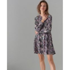 Sukienka z wężowym wzorem - Różowy. Sukienki damskie Mohito. W wyprzedaży za 79.99 zł.