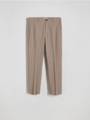 Spodnie chino slim z kantem - beżowy. Brązowe spodnie materiałowe męskie Reserved, bez wzorów, z tkaniny. W wyprzedaży za 59.99 zł.