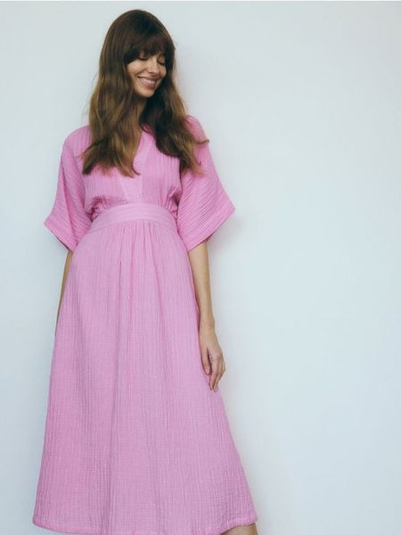 Sukienka midi z bawełnianego muślinu - różowy. Czerwone sukienki damskie Reserved, l, bez wzorów, z bawełny, bez kołnierzyka, bez ramiączek, midi, rozkloszowane. W wyprzedaży za 119.99 zł.