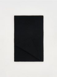 Wełniany szalik z kaszmirem - czarny. Czarne szaliki i chusty damskie Reserved, bez wzorów, z kaszmiru. W wyprzedaży za 119.99 zł.