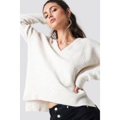 Trendyol Sweter Punched - Beige,Offwhite. Brązowe swetry damskie Trendyol, z materiału, z asymetrycznym kołnierzem. Za 80.95 zł.