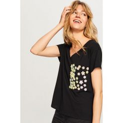 T-shirt z ozdobną kieszonką - Czarny. Czarne t-shirty damskie Reserved. Za 59.99 zł.