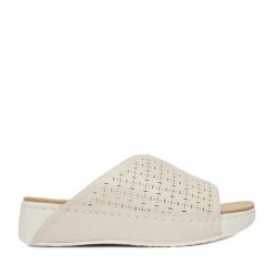 Klapki Go Soft. Brązowe klapki damskie GO SOFT, bez wzorów, bez obcasa. Za 119.99 zł.