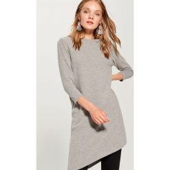 Sweter z asymetrycznym dołem - Jasny szar. Szare swetry damskie Mohito, z asymetrycznym kołnierzem. W wyprzedaży za 59.99 zł.