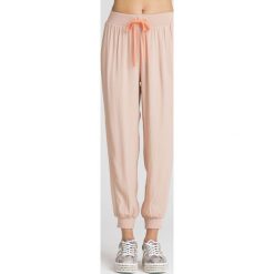 SPODNIE DRESOWE Twinset U&B. Czerwone spodnie dresowe damskie Twinset U&B, l, z aplikacjami, z dresówki. Za 359.40 zł.