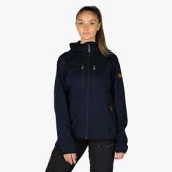 Kurtka softshell hiking damska Swedemount Nordkap Softshell Jacket wodoodporna. Niebieskie kurtki damskie SWEDEMOUNT, bez wzorów, z softshellu, bez kaptura, trekkingowe. W wyprzedaży za 447.00 zł.