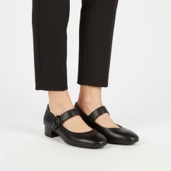 Czółenka damskie Rieker, stabilny niski obcas klasyczny fason pasek z zapięciem miękka cholewka wygodne dopasowanie elegancki charakter, czarne, 4345. Czarne półbuty damskie Rieker, bez wzorów, eleganckie, bez obcasa, na obcasie, bez zapięcia. Za 329.00 zł.