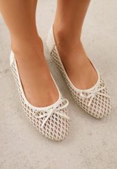 Jasnobeżowe Balerinki z Siateczkową Cholewką z Plecionką Zdobione Kokardką Harelaya. Brązowe baleriny damskie Renee, na lato, z aplikacjami, z jeansu, boho, bez obcasa, na płaskiej podeszwie. Za 69.99 zł.