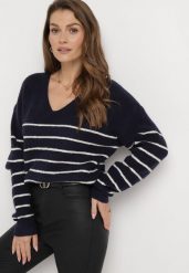 Granatowy Pasiasty Sweter z Dekoltem w Serek Zdobiony Cekinami Tegiop. Niebieskie swetry damskie Born2be, l, z aplikacjami, bez kołnierzyka, bez ramiączek, bez kaptura. Za 149.99 zł.