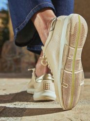 Damskie skórzane buty sportowe TBS Confort. Brązowe obuwie sportowe damskie TBS, bez wzorów, ze skóry, tenisowe. Za 504.00 zł.
