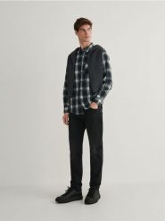 Koszula regular fit w kratę - ciemnozielony. Zielone koszule męskie Reserved, l, bez wzorów, z bawełny, bez kołnierzyka, bez ramiączek. Za 119.99 zł.