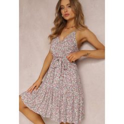 Biało-Różowa Sukienka z Wiskozy Droz. Białe sukienki damskie Renee, l, bez wzorów, z wiskozy, eleganckie, bez kołnierzyka, bez ramiączek, midi, kopertowe. Za 44.99 zł.