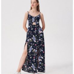 Długa sukienka w kwiaty - Wielobarwny. Szare sukienki damskie Sinsay, m, bez wzorów, bez kołnierzyka, bez ramiączek, maxi. W wyprzedaży za 39.99 zł.