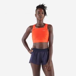 Koszulka do biegania bez rękawów damska Kiprun 900 Light crop top. Brązowe koszulki sportowe damskie KIPRUN, m, bez wzorów, z elastanu, bez kołnierzyka, bez ramiączek, do biegania. W wyprzedaży za 89.99 zł.