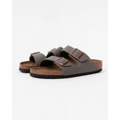 Klapki damskie Birkenstock Arizona Bfbc. Brązowe klapki damskie Birkenstock, bez wzorów, z jeansu, eleganckie, bez obcasa. Za 492.00 zł.