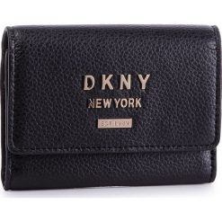 Mały Portfel Damski DKNY - R91ZHB07 Blk/Gold BGD. Czarne portfele damskie DKNY, bez wzorów, ze skóry. W wyprzedaży za 229.00 zł.