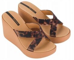 Klapki dla kobiet Ipanema HIGH FASHION SLIDE. Czarne klapki damskie Ipanema, bez wzorów, z gumy, eleganckie, bez obcasa, na koturnie. Za 219.99 zł.