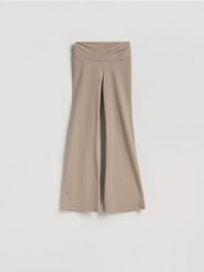 Spodnie flare - beżowy. Brązowe spodnie materiałowe damskie Reserved, l, bez wzorów, z dzianiny. Za 129.99 zł.