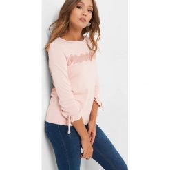 Koszulka z koronkową wstawką. T-shirty damskie marki Orsay. Za 69.99 zł.