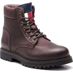 Trapery TOMMY JEANS - Iconic Tommy Jeans N EM0EM00155 Coffee Beam 212. Śniegowce i trapery męskie marki Tommy Jeans. W wyprzedaży za 449.00 zł.