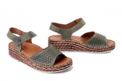 MANITU 910330-07 grun, sandały damskie. Zielone sandały damskie Manitu, bez wzorów, ze skóry, bez obcasa, na koturnie, bez zapięcia. Za 229.42 zł.