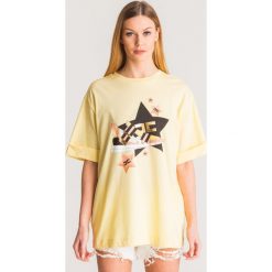Żółta bluzka Elisabetta Franchi z nadrukiem. Żółte bluzki damskie Elisabetta Franchi, z aplikacjami, z bawełny, bez kołnierzyka, bez ramiączek. Za 299.60 zł.