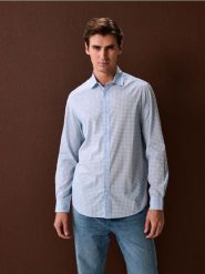 Koszula z długim rękawem we wzory - błękitny. Niebieskie koszule męskie Sinsay, l, bez wzorów, bez kołnierzyka, bez ramiączek. Za 49.99 zł.