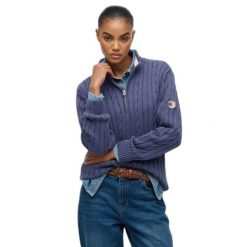 Damski pół-zamek sweter z warkoczowym splotem Superdry. Niebieskie swetry damskie Superdry., na zimę, bez wzorów, ze splotem, bez kołnierzyka, bez ramiączek, bez kaptura. Za 361.50 zł.