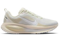 Buty biegowe Nike Vomero 18 Kobiety Białe Chalk Sea Glass. Białe obuwie sportowe damskie Nike, bez wzorów, z materiału, trekkingowe. Za 677.00 zł.