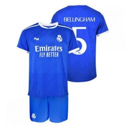 Real Madryt Bellingham komplet koszulka spodenki junior box niebieski. Niebieskie koszulki sportowe męskie Real Madrid, bez wzorów, z materiału, do piłki nożnej. Za 279.00 zł.