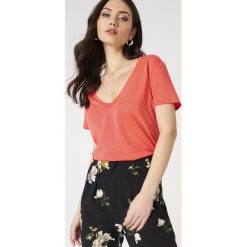 NA-KD Basic T-shirt z dekoltem V - Orange. T-shirty damskie marki NA-KD Basic. W wyprzedaży za 20.47 zł.